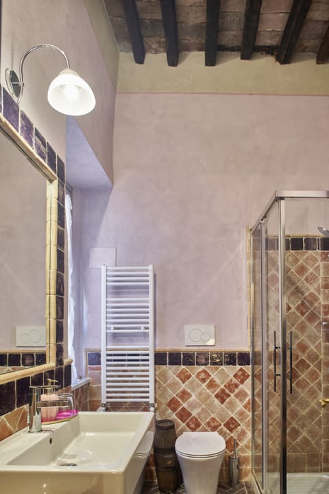 Standard Double or Twin Room | Bathroom | Shower, free toiletries, hair dryer, bidet