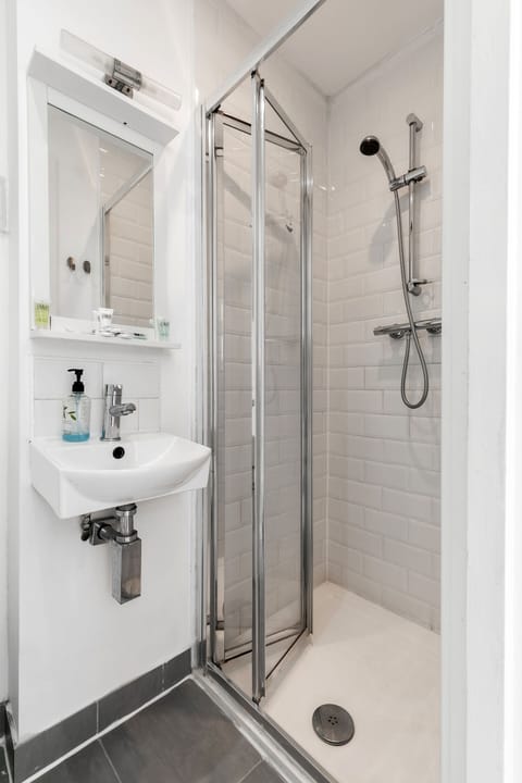 Standard Single Room, Ensuite | Bathroom