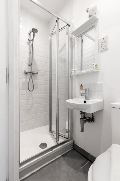 Standard Single Room, Ensuite | Bathroom