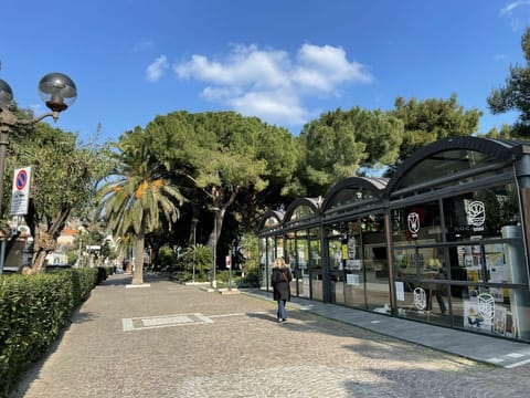Water, Sky, Building, Azure, Mountain, Tree, Architecture, Body Of Water, Lake, Neighbourhood