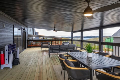 Expansive covered deck with views of Table Rock Lake!