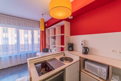 Superior Studio, Multiple Beds | Private kitchen | Fridge, microwave, dishwasher, cookware/dishes/utensils