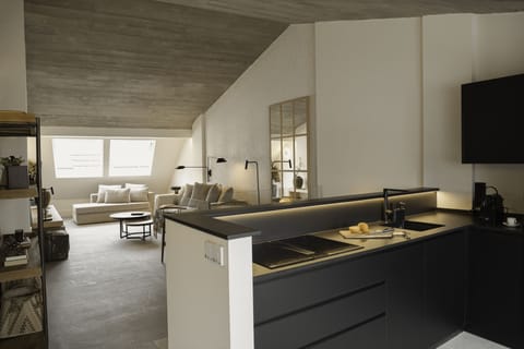 Duplex, 2 Bedrooms | Private kitchen | Fridge, microwave, oven, stovetop