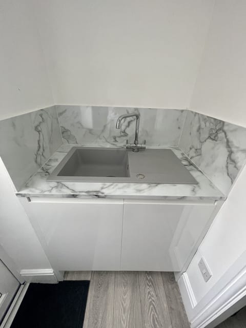 Luxury Apartment, Private Bathroom, Garden View (HOT TUB & spa bath ) | Private kitchen