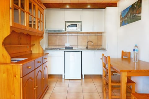 Apartment, Kitchen (2 - 3 adults) | Private kitchenette | Fridge, microwave, coffee/tea maker, cookware/dishes/utensils