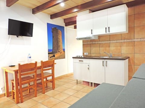 Apartment, Kitchen (2 - 3 adults) | Private kitchenette | Fridge, microwave, coffee/tea maker, cookware/dishes/utensils