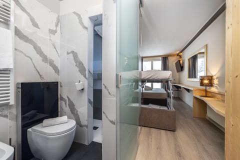 Quadruple Room | In-room safe, desk, bed sheets