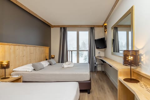 Triple Room | In-room safe, desk, bed sheets