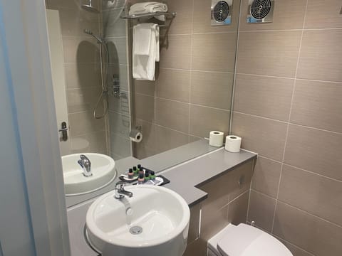 Combined shower/tub, free toiletries, hair dryer, towels