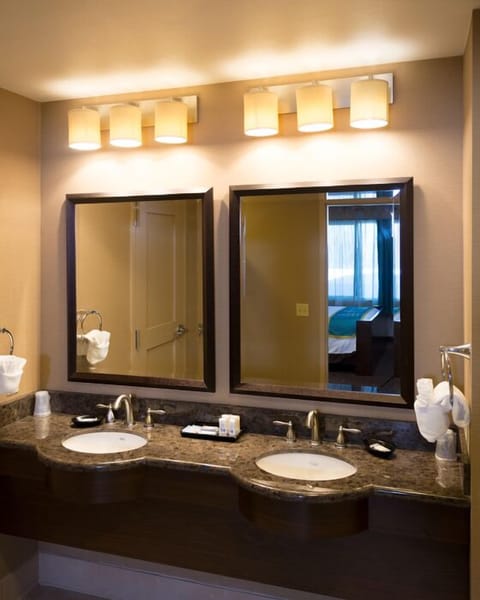 Junior Bay Suite | Bathroom | Free toiletries, hair dryer, towels