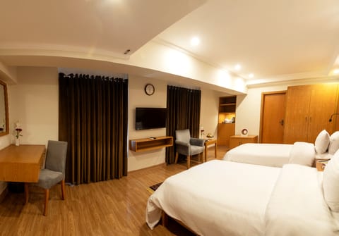 Deluxe Twin Room | Minibar, laptop workspace, blackout drapes, soundproofing