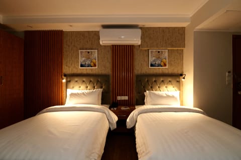 Deluxe Twin Room | Minibar, laptop workspace, blackout drapes, soundproofing