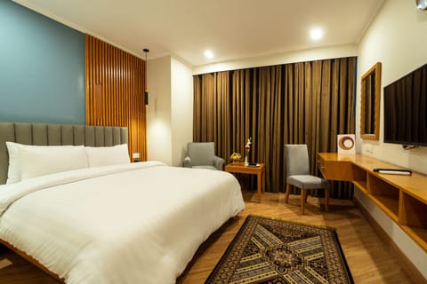 Deluxe Double Room | Minibar, laptop workspace, blackout drapes, soundproofing