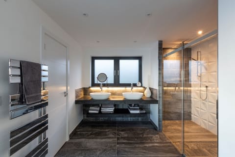 Panoramic Room | Bathroom | Hair dryer, towels, soap, shampoo