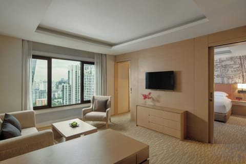 Suite, 1 Bedroom | Living area | 43-inch TV with satellite channels