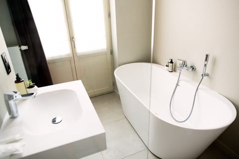 Family Room | Bathroom | Free toiletries, hair dryer, towels