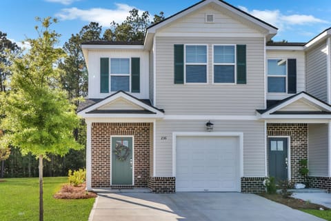 1,650 sq ft home with 3 bedrooms, 2.5 baths. Super fast WiFi, 4 Roku TVs and 2 Office Desks. Quiet neighborhood perfect for working professionals or families.