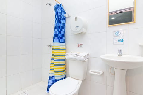 Standard Triple Room | Bathroom | Shower, designer toiletries, towels, soap