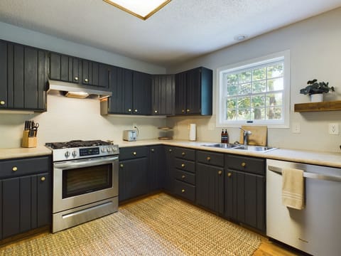 House, Multiple Beds, Kitchen | Private kitchen | Fridge, microwave, oven, stovetop