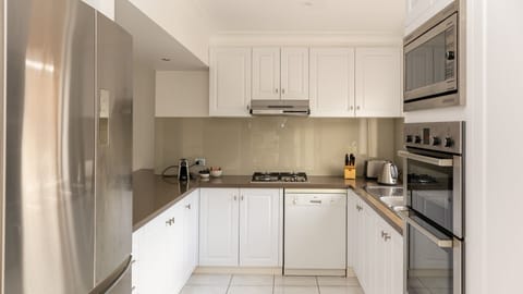 House, 3 Bedrooms | Private kitchen | Full-size fridge, microwave, oven, stovetop