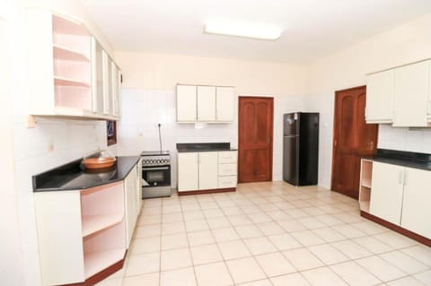 Apartment, 5 Bedrooms | Private kitchen | Fridge, microwave, oven, stovetop