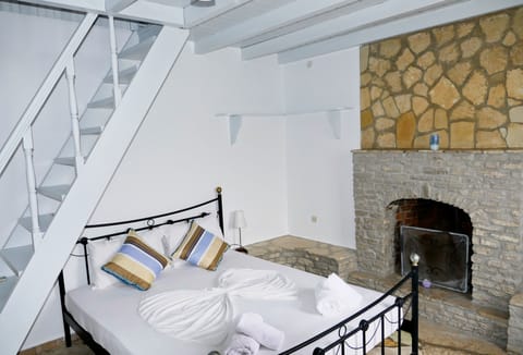 Traditional Apartment | Travel crib, free WiFi, bed sheets