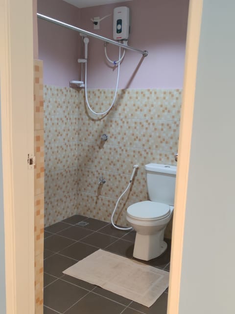 Superior Double Room | Bathroom | Shower, free toiletries, bidet, towels