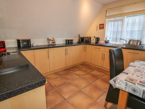 Cottage | Private kitchen | Fridge, dishwasher, electric kettle, toaster