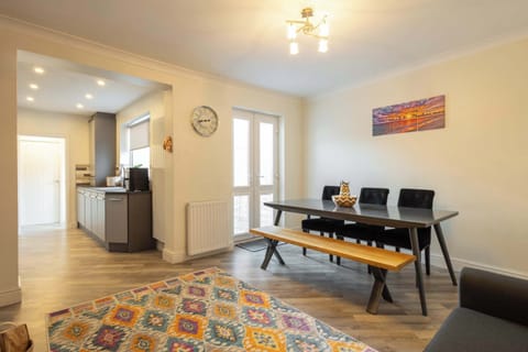 Seascape, Saltburn-by-the-Sea - Host & Stay