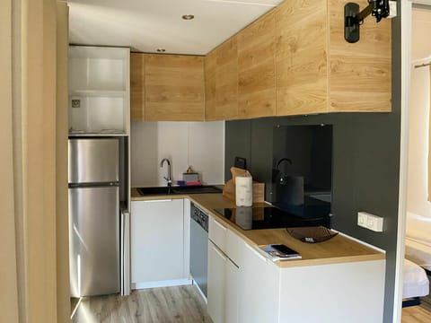 Building, Plant, Property, Window, Land Lot, Urban Design, Landscape, Neighbourhood, Grass, Leisure