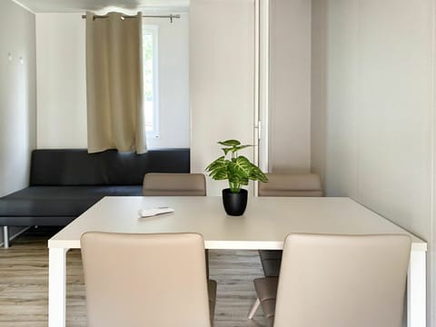 Building, Plant, Property, Window, Land Lot, Urban Design, Landscape, Neighbourhood, Grass, Leisure