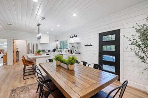 Bright, airy, and designed for family connection. At Mint To Be, the open concept means more space, more laughter, and endless possibilities for fun.