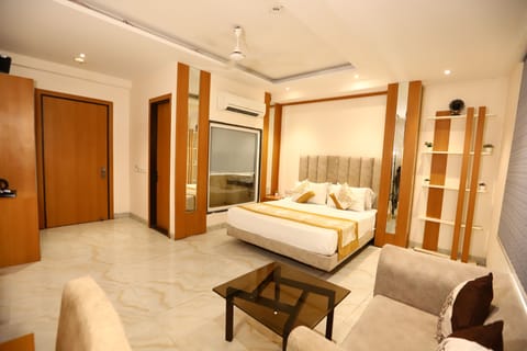 Superior Room with Window and City view | Egyptian cotton sheets, premium bedding, Tempur-Pedic beds, desk