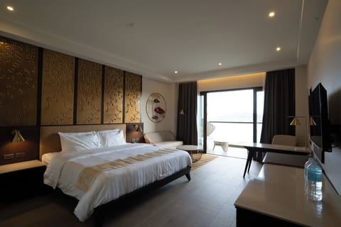 Premier Room | Hypo-allergenic bedding, in-room safe, individually furnished, desk