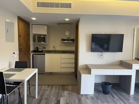 Deluxe Studio King Apartment | Private kitchenette | Electric kettle