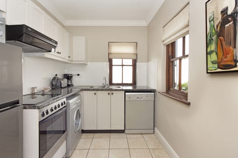 House (2 Bedrooms) | Private kitchen | Electric kettle, toaster