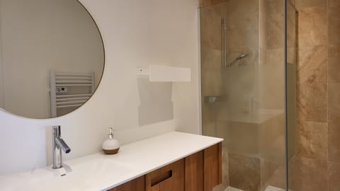 Superior Studio Suite | Bathroom | Shower, hydromassage showerhead, hair dryer, towels