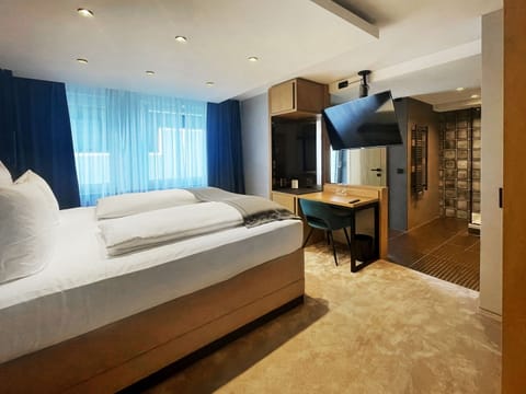 Deluxe Double Room | Minibar, desk, laptop workspace, free WiFi