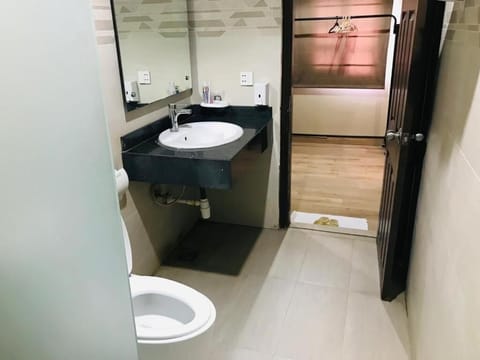 Deluxe Double Room | Bathroom | Towels