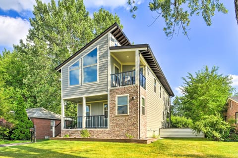 Clawson Vacation Rental | 4BR | 2.5BA | 2,159 Sq Ft | Stairs Required