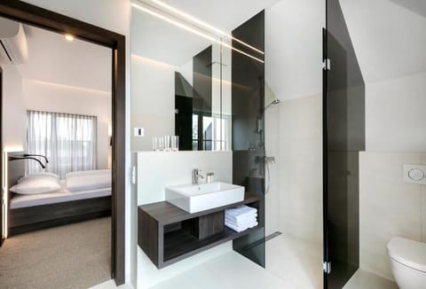 Superior Double Room | Bathroom | Shower, hair dryer, towels, soap