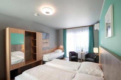 Triple Room | Travel crib, free WiFi, bed sheets