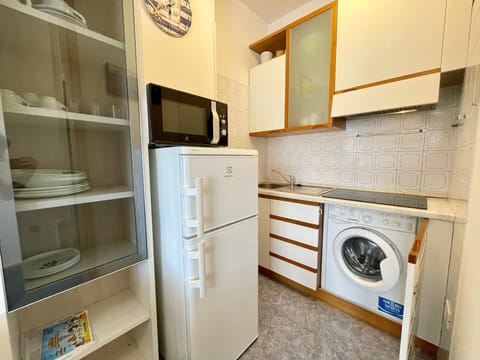 Studio, Multiple Bedrooms, Balcony, City View | Laundry