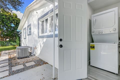 Washer/dryer offers 11 wash cycles to choose from