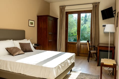 Standard Double Room, Garden View | Minibar, in-room safe, desk, laptop workspace