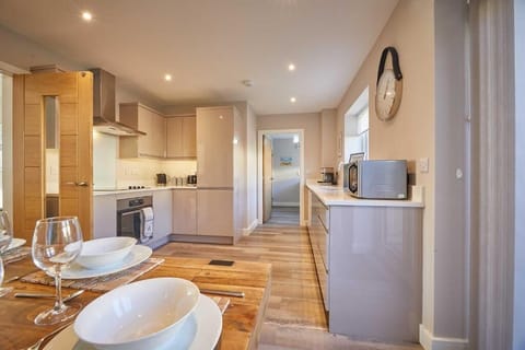Sunflower Cottage, Seahouses - Host & Stay