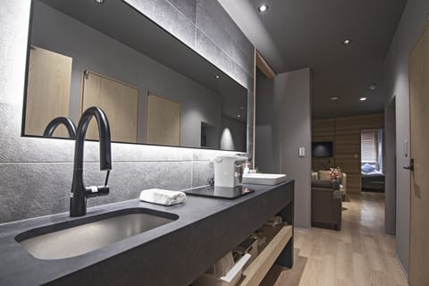 Elite Apartment | Private kitchen | Mini-fridge, microwave, stovetop, electric kettle
