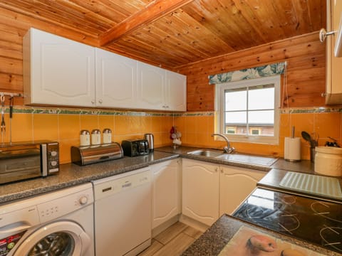 Cottage | Private kitchen | Fridge, dishwasher, electric kettle, toaster