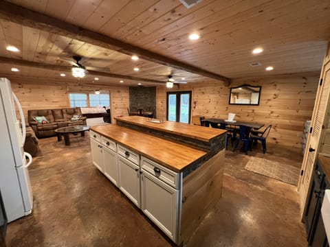 Plenty of space to eat, drink and be merry with the whole family! 