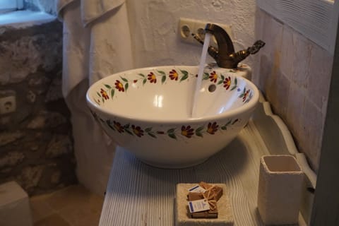 Classic Room | Bathroom | Shower, rainfall showerhead, hair dryer, bathrobes